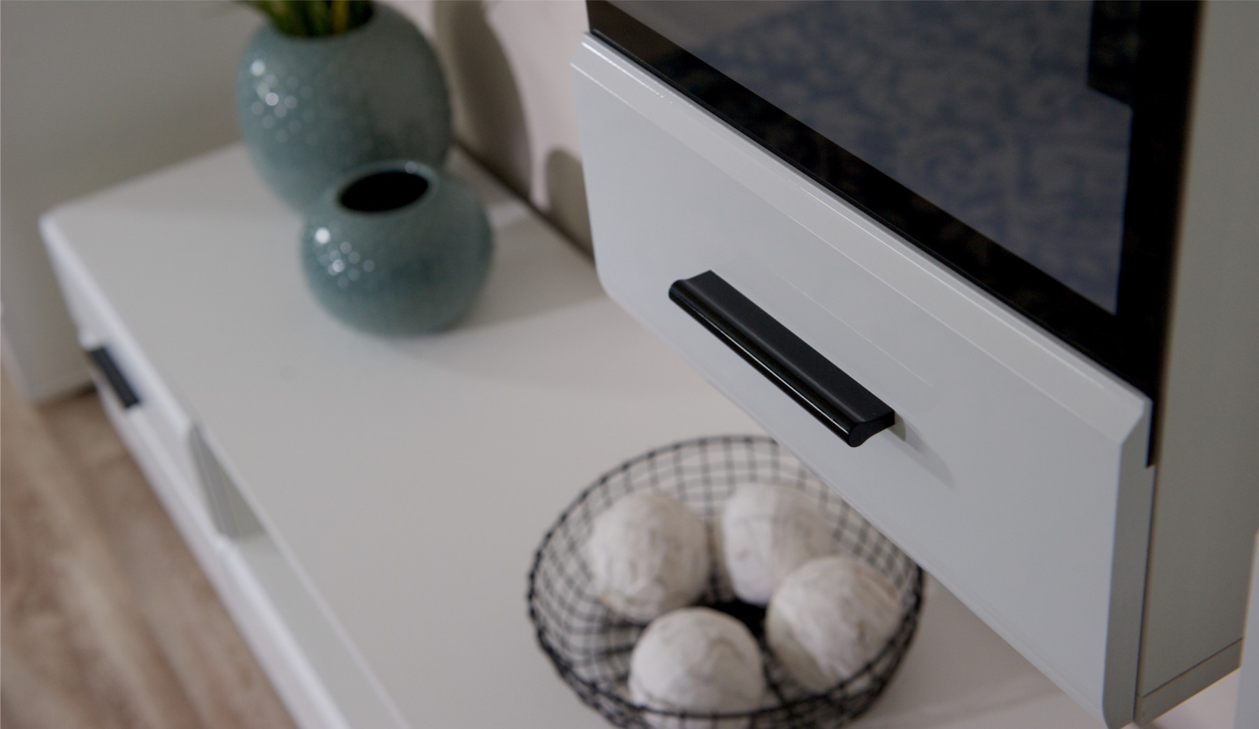 Пенал-витрина навесная (01) ЛВ Йорк (Белый/Белый глянец)