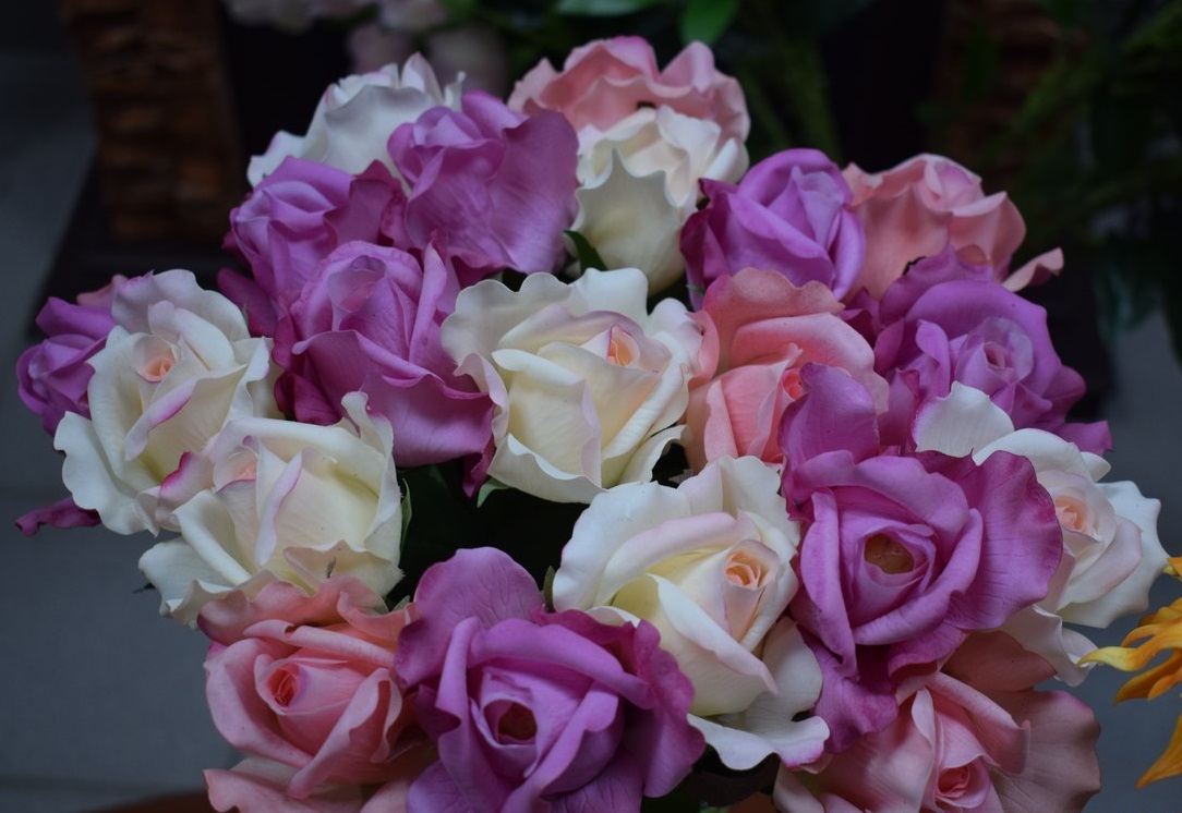 REAL TOUCH Роза полуоткрытая Весна (Молочно-розовый)