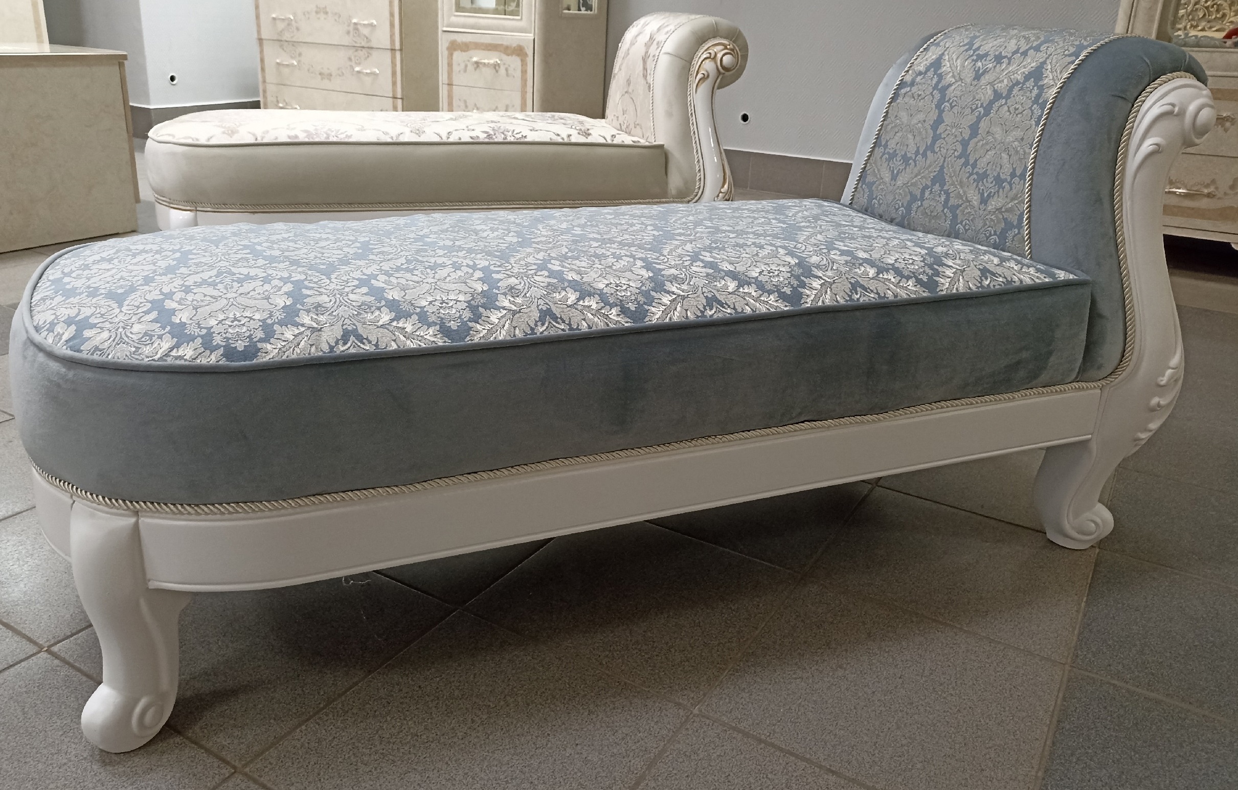 Оттоманка Мишель с одним подлокотником (Белый матовый)