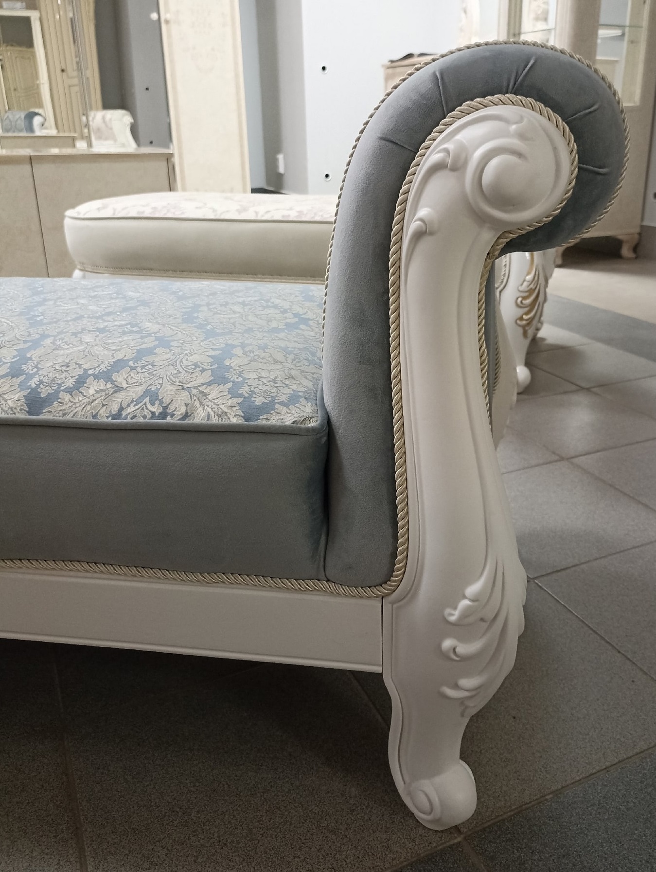 Оттоманка Мишель с одним подлокотником (Белый матовый)