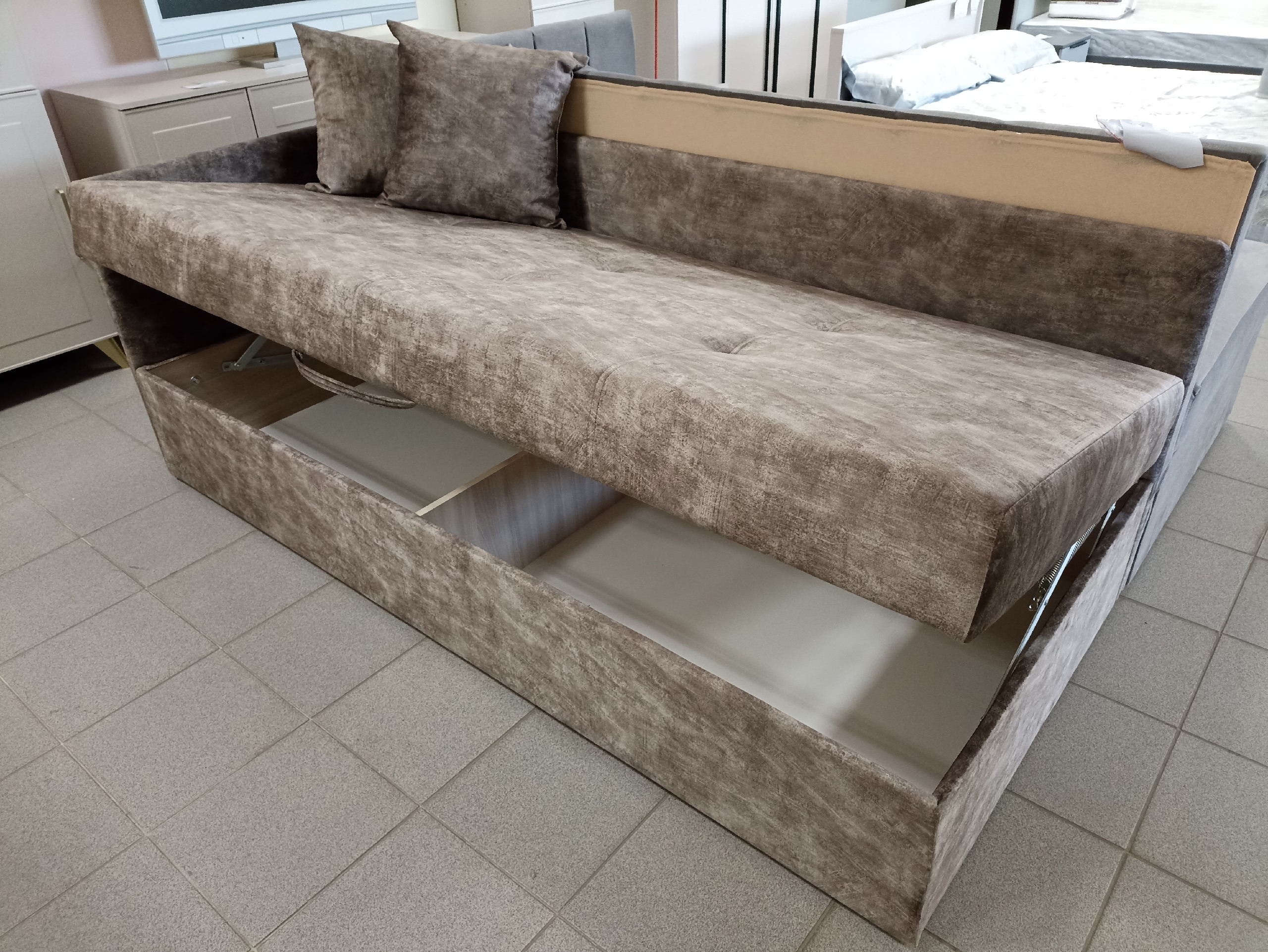 Диван-тахта Каприз (Женева)